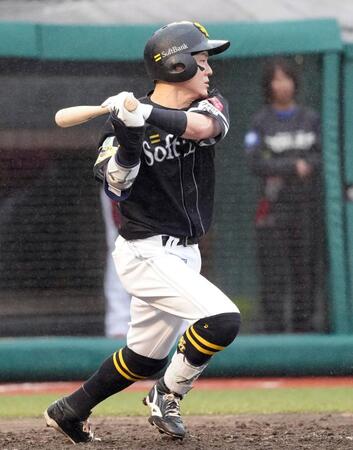 ４回、牧原大が左前に適時打を放つ