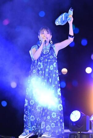 ミニコンサートで熱唱するｍｉｗａ（撮影・園田高夫）