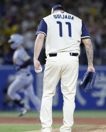 　９回、阪神・坂本（奥）に決勝本塁打を浴びたヤクルトのキハダ＝神宮