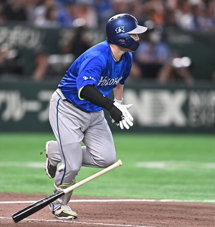 ６回、同点の中前適時打を放つ佐野（撮影・開出牧）