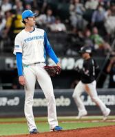 　９回、佐藤（奥）に決勝２ランを浴びた福島。４敗目を喫した
