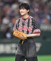 始球式を務め笑顔の高橋文哉（撮影・開出牧）
