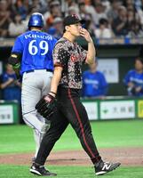 ６回、エンカーナシオン（左）に勝ち越しの左犠飛を打たれた先発の小笠原