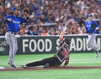 ５回、右越え三塁打を放ち滑り込む小笠原（右）。三塁手・宮崎（撮影・開出牧）