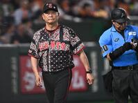 ９回、投手交代を告げた橋上監督代行（撮影・開出牧）