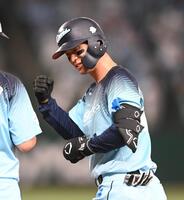 ５回、復帰後初ヒットを放ちガッツポーズをする若林（撮影・園田高夫）