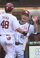 ３回、先制本塁打の平良とタッチを交わす吉井監督