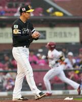 ３回、平良（奥）に先制ソロを浴びた前田悠