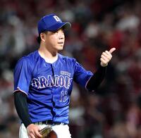 ５回、広島打線を三者凡退に抑え、ポーズを見せる柳（撮影・北村雅宏）