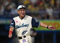 選手交代を告げて笑顔を見せる池山監督（撮影・堀内翔）