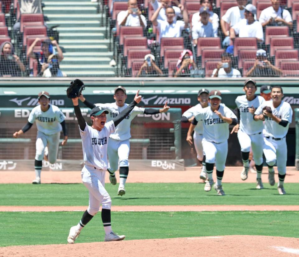 甲子園初出場を決め、歓喜する福山ナイン＝７月２８日