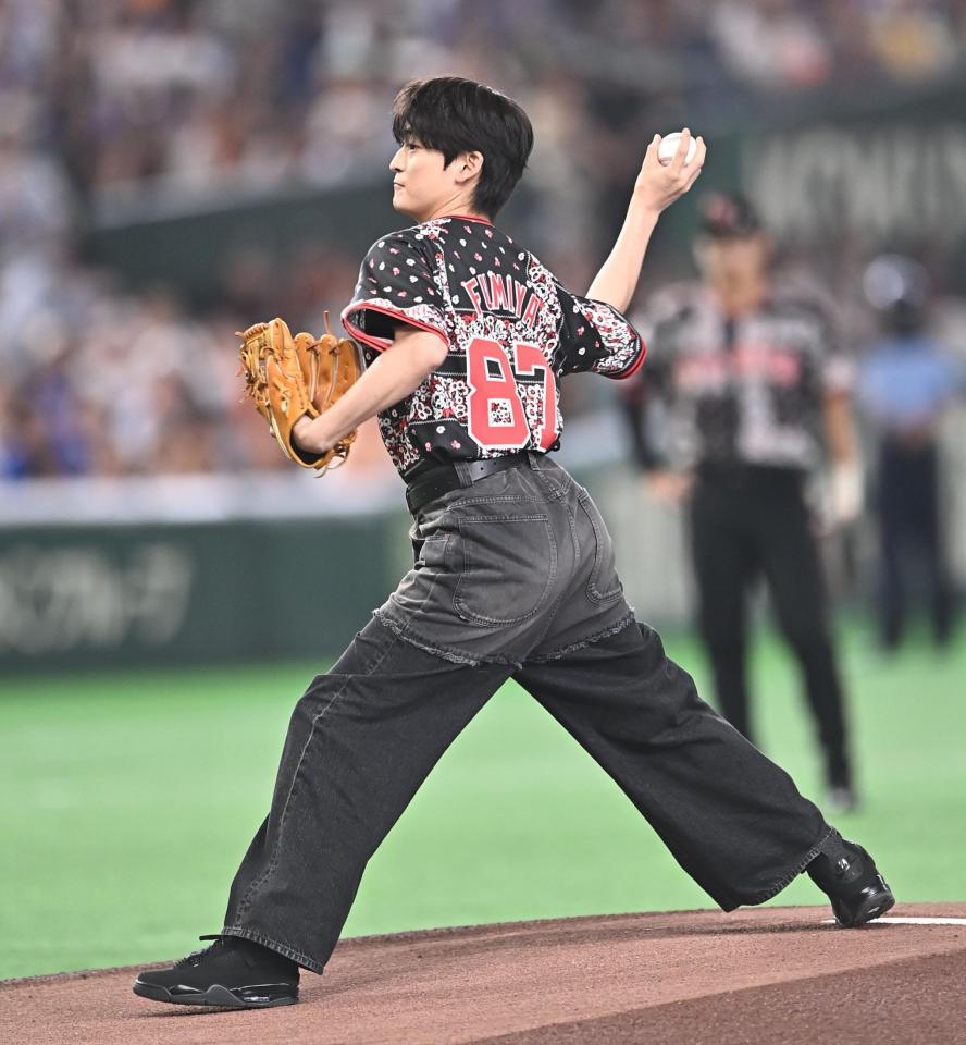 始球式を務める高橋文哉（撮影・開出牧）