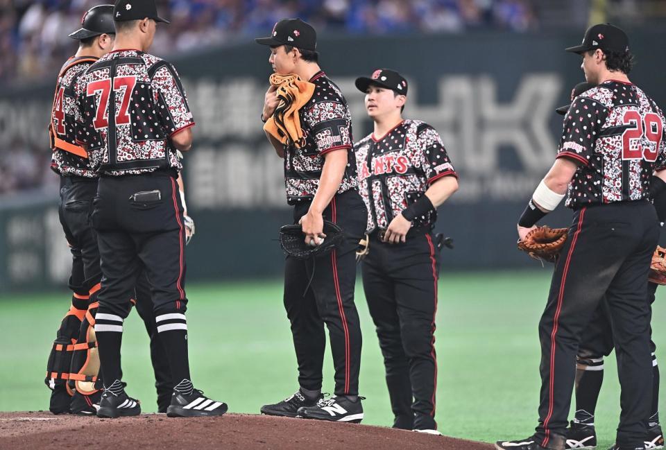 ６回、牧に左越え二塁打を打たれ汗を拭う小笠原（中央）＝撮影・開出牧