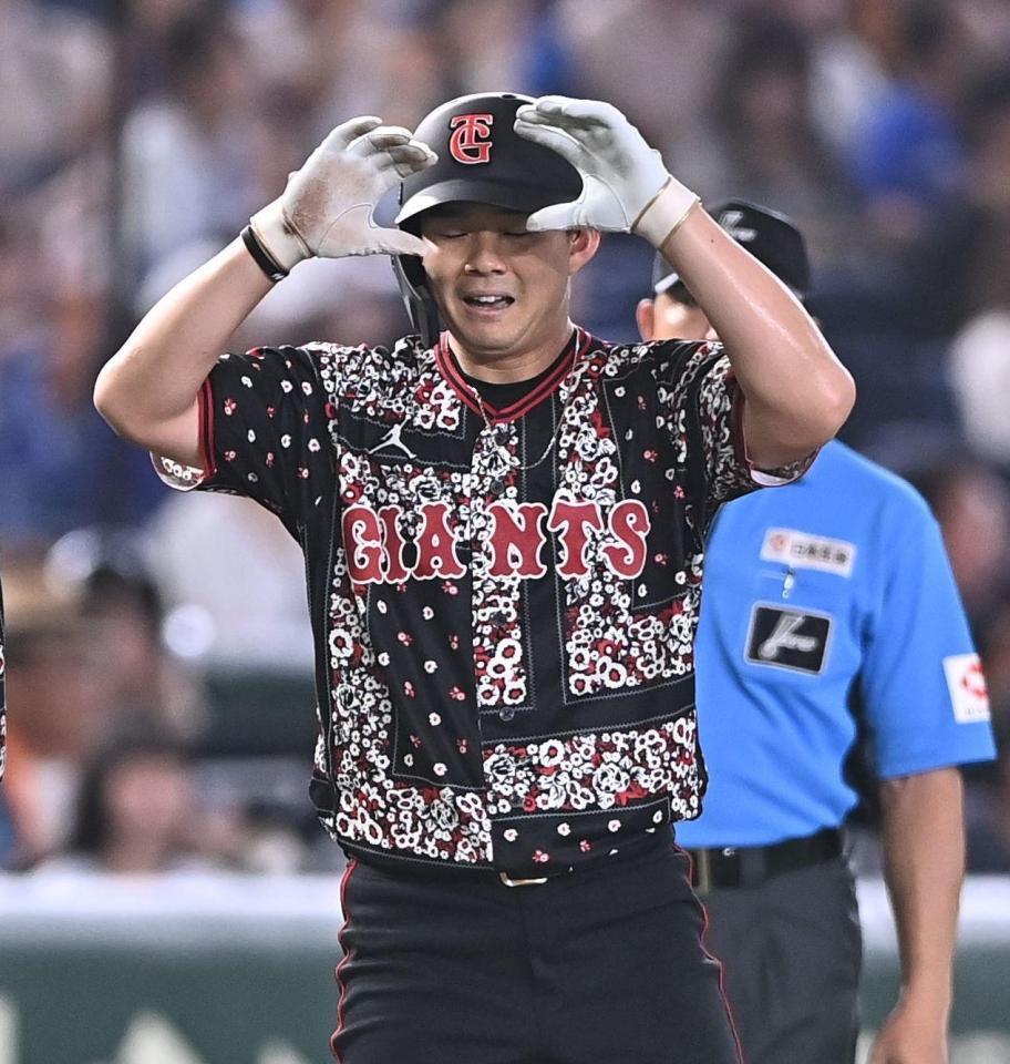 ５回、右越え三塁打を放ちポーズを決める小笠原（撮影・開出牧）