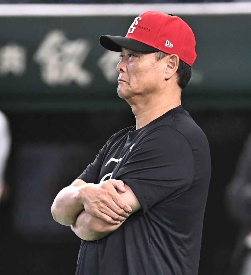 試合前の練習を見守る橋上監督代行（撮影・開出牧）