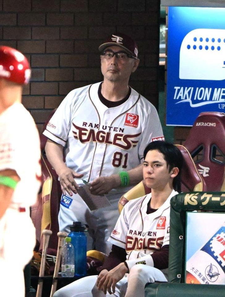 ９回、戦況を見守る吉井監督