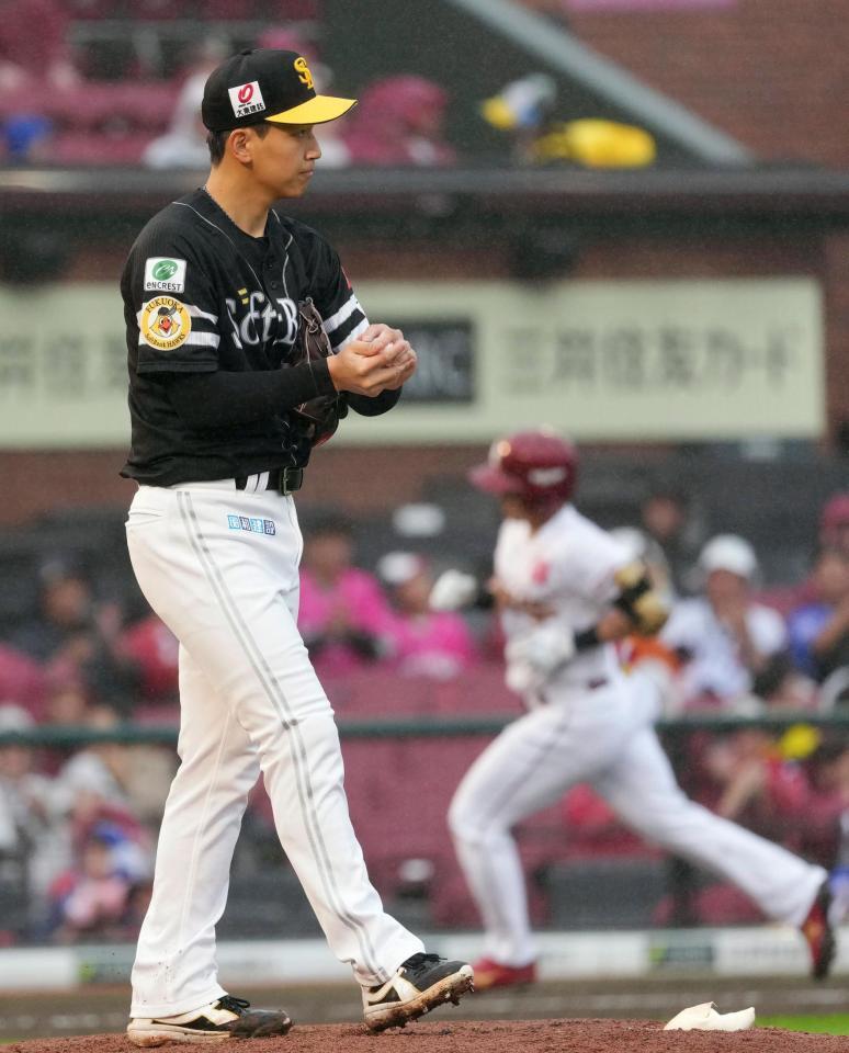 ３回、平良（奥）に先制ソロを浴びた前田悠