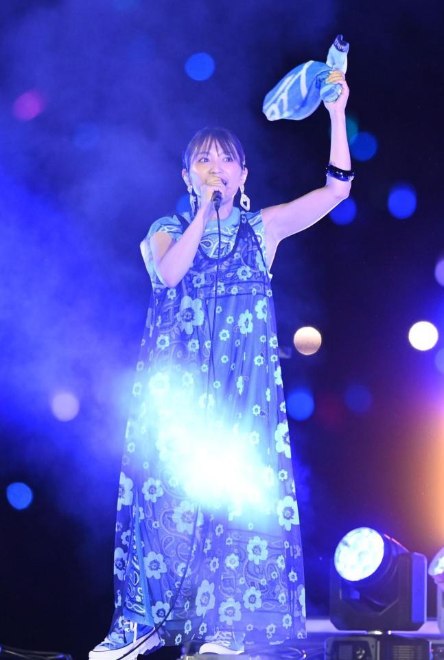 ミニコンサートで熱唱するｍｉｗａ（撮影・園田高夫）