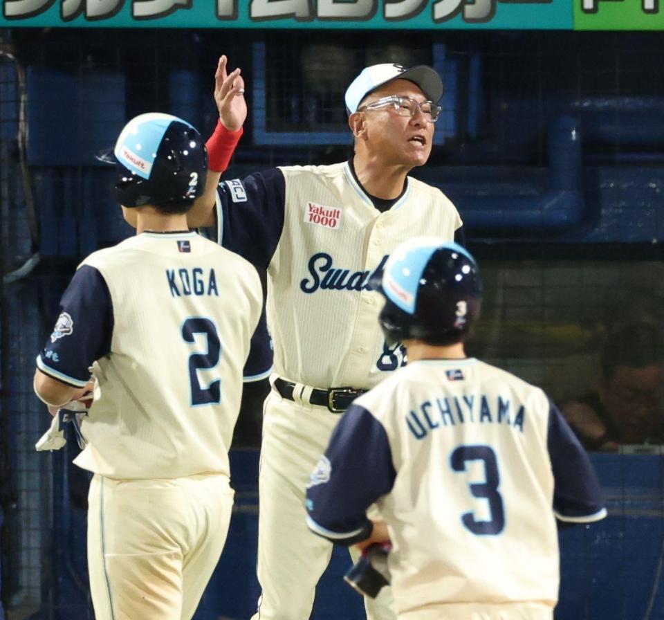 厳しい表情で選手交代を告げる池山監督（撮影・金田祐二）
