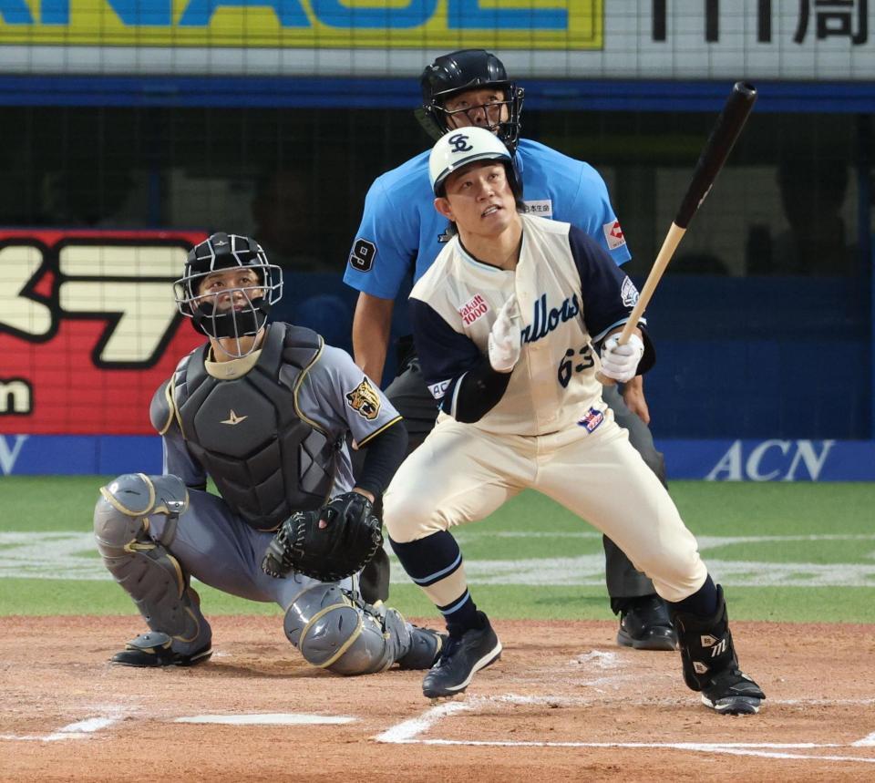 １回、左前に先制適時打を放つ増田（撮影・金田祐二）