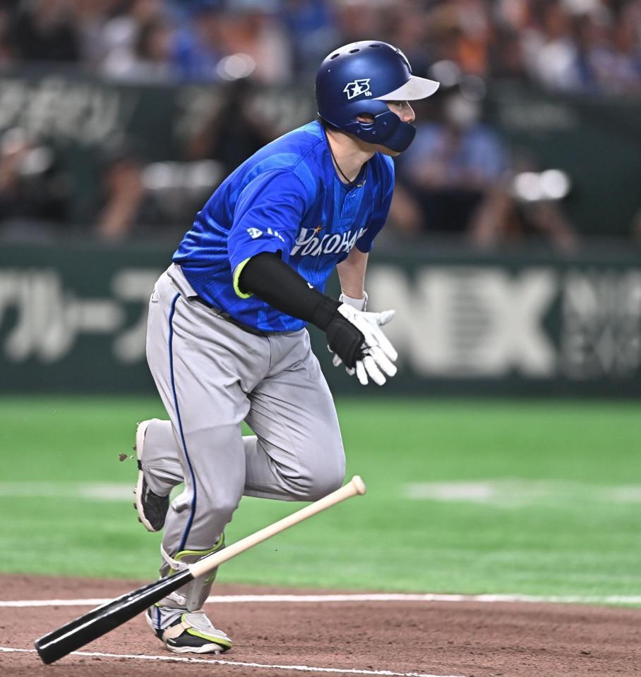 ６回、同点の中前適時打を放つ佐野（撮影・開出牧）