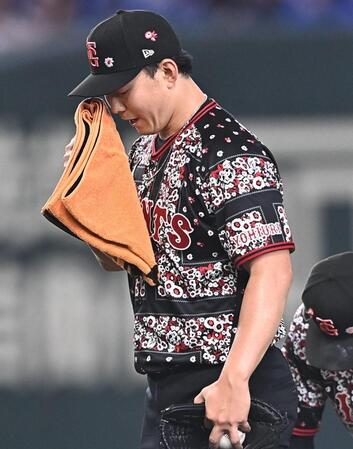 　６回、汗を拭う小笠原（撮影・開出牧）