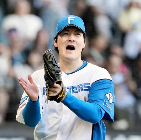 　６回、西川を二ゴロに仕留め、声を上げる有原