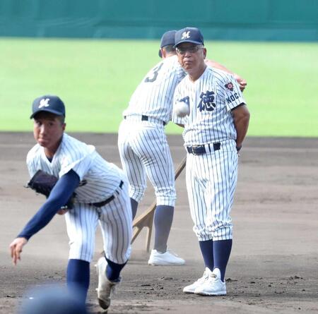 　投球練習を見つめる明徳義塾・馬淵監督（右）＝撮影・中田匡峻