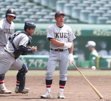 　ノックで声を出す仙台育英・須江監督