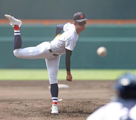 マウンドで投球練習をする横浜・織田翔希（撮影・中田匡峻）