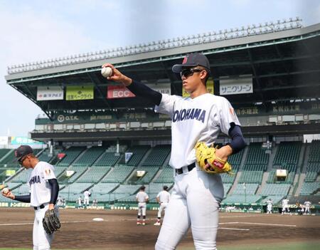 ブルペンでキャッチボールをする横浜・織田翔希（撮影・中田匡峻）