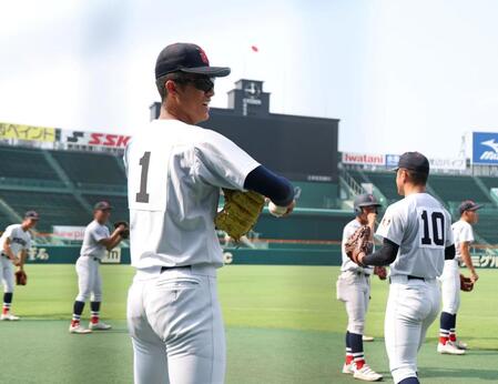 明るい表情を見せる横浜・織田翔希（撮影・中田匡峻）