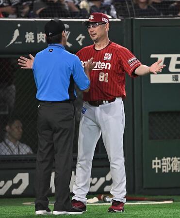 １回、ハーフスイングの判定を巡り抗議したマッカスカーに退場を宣告した秋村塁審（右）に抗議をする吉井監督（撮影・開出牧）
