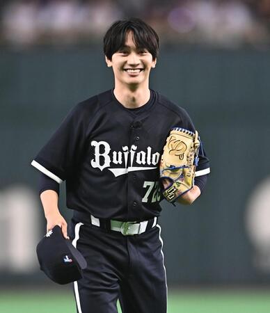 始球式を務め笑顔の「なにわ男子」の藤原丈一郎（撮影・開出牧）
