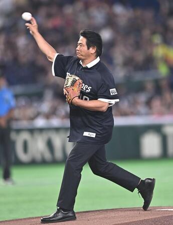 始球式を務めるオリックスＯＢの谷佳知氏（撮影・開出牧）