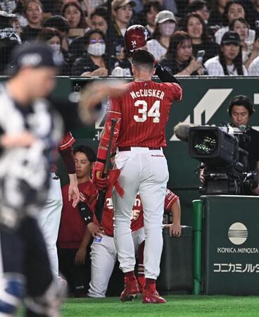 １回、ハーフスイングの判定を巡り秋村一塁塁審に抗議しベンチに戻るマッカスカー（撮影・開出牧）