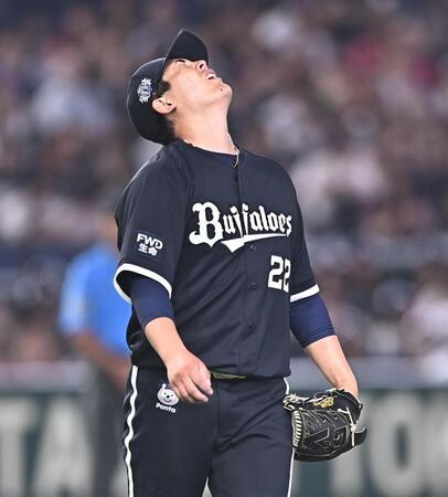 ５回、村林に四球を与え悔しがる九里（撮影・開出牧）