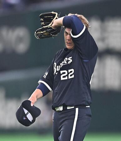 ５回、村林に四球を与え悔しがる九里（撮影・開出牧）