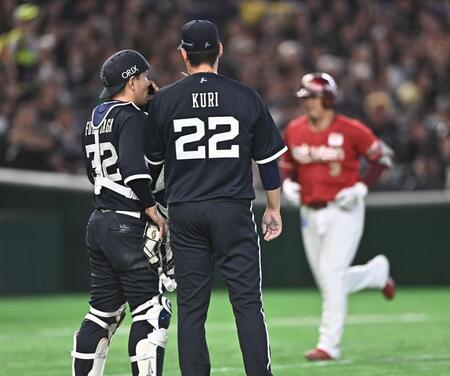 １回、浅村（後方）に左越え３ランを打たれた九里（２２）。捕手は福永（撮影・開出牧）