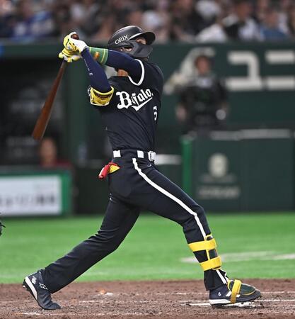 ７回、同点の右越え２ランを放つ宗（撮影・開出牧）