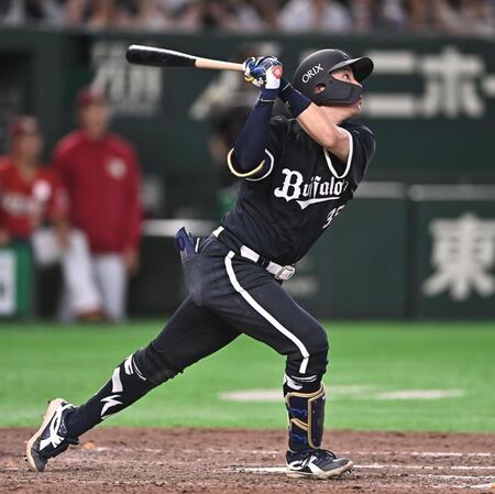 ９回、右越えにサヨナラ３ランを放つ来田（撮影・開出牧）