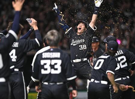 ９回、サヨナラの右越え３ランを放ちナインから手洗い祝福を受ける来田（右後方）＝撮影・開出牧