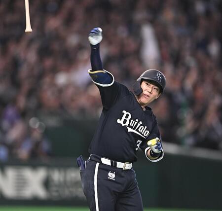 ９回、サヨナラの右越え３ランを放ちバットを投げる来田（撮影・開出牧）