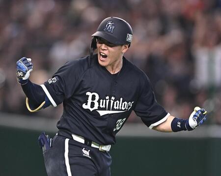 ９回、サヨナラの右越え３ランを放ちガッツポーズを決める来田（撮影・開出牧）