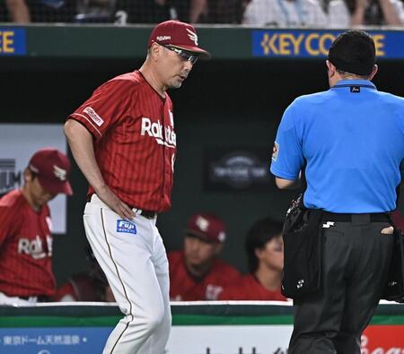 ９回、投手交代を告げる吉井監督（撮影・開出牧）