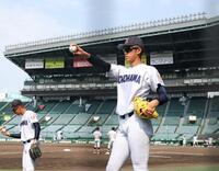 ブルペンでキャッチボールをする横浜・織田翔希（撮影・中田匡峻）
