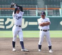 聖隷クリストファー・高部陸（左）の投球練習を見つめる聖隷クリストファー・田中公隆監督（撮影・中田匡峻）