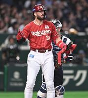 １回、ハーフスイングの判定を巡り秋村一塁塁審に抗議をするマッカスカー（撮影・開出牧）