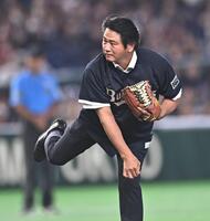 始球式を務めるオリックスＯＢの谷佳知氏（撮影・開出牧）