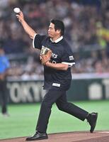 始球式を務めるオリックスＯＢの谷佳知氏（撮影・開出牧）
